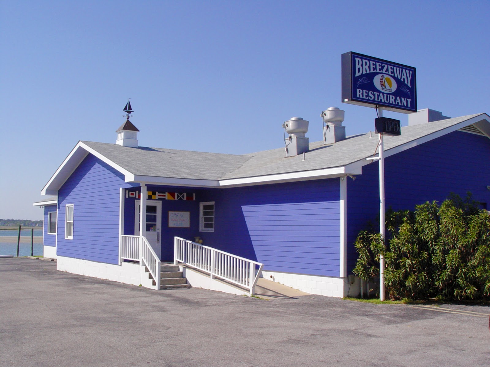 Image of the Breezeway Restaurant building from the outside